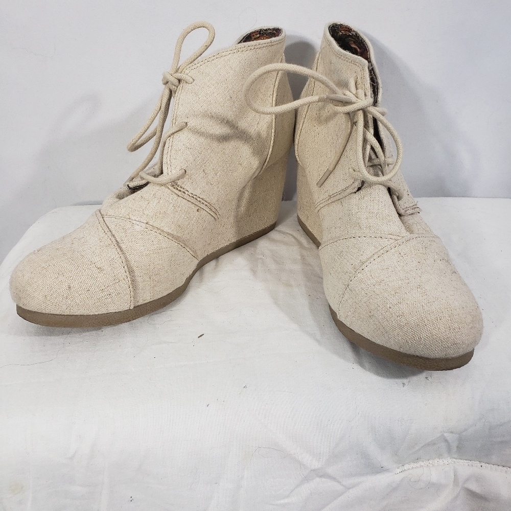 City Classified Off White Fabric Lace Up Wedged Ankle Boots Size 7.5